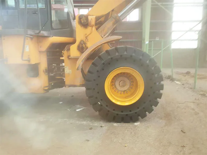 ブラジルのガラス工場では 23.5-25 ソリッド タイヤを使用しています