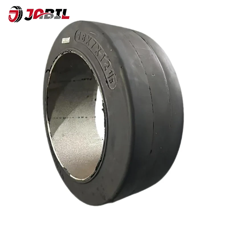 フォークリフトタイヤを押します